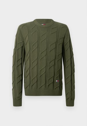 Olivgrüner Kabelstrickpullover mit geripptem Rundhalsausschnitt und Bündchen, der ein strukturiertes Design und ein kleines Logopatch am Saum aufweist.
