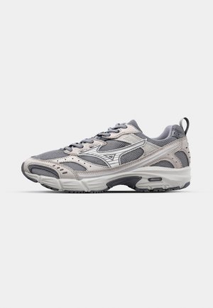 Zapatos de correr ligeros con una parte superior de malla gris, acentos plateados, collar acolchado y una suela de goma texturizada para mayor agarre.