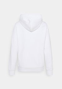 Sudadera blanca con capucha ajustable, mangas largas y puños acanalados. Textura suave, diseño sencillo y corte holgado en la cintura.
