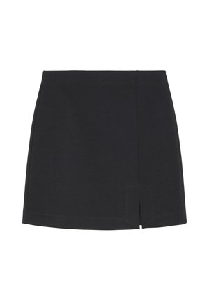 Melna minī svārku ar elegantu dizainu, kas piedāvā taisnu griezumu, gludu tekstūru un nelielu sānu šķēlumu malā.