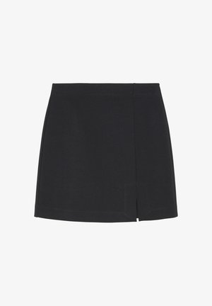 Melna minī svārku ar elegantu dizainu, kas piedāvā taisnu griezumu, gludu tekstūru un nelielu sānu šķēlumu malā.