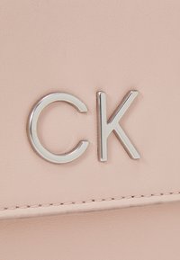 Calvin Klein RE LOCK  - Umhängetasche - spring rose