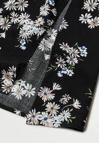 Černá látka s květinovým vzorem, který obsahuje bílé sedmikrásky a modré akcenty. Textura vypadá hladce, s kontrastní šedou podšívkou.
