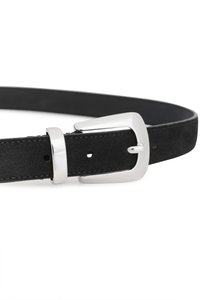 Mustast seemisest vöö, millel on hõbedane ristkülikukujuline pandla ja lihvitud metallist aas. Äärte ümber olev tikand lisab detaili.