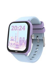 Smartwatch quadrato con un cinturino in silicone blu pastello e viola. Lo schermo visualizza l'ora, la temperatura, la frequenza cardiaca e uno sfondo di una skyline cittadina.