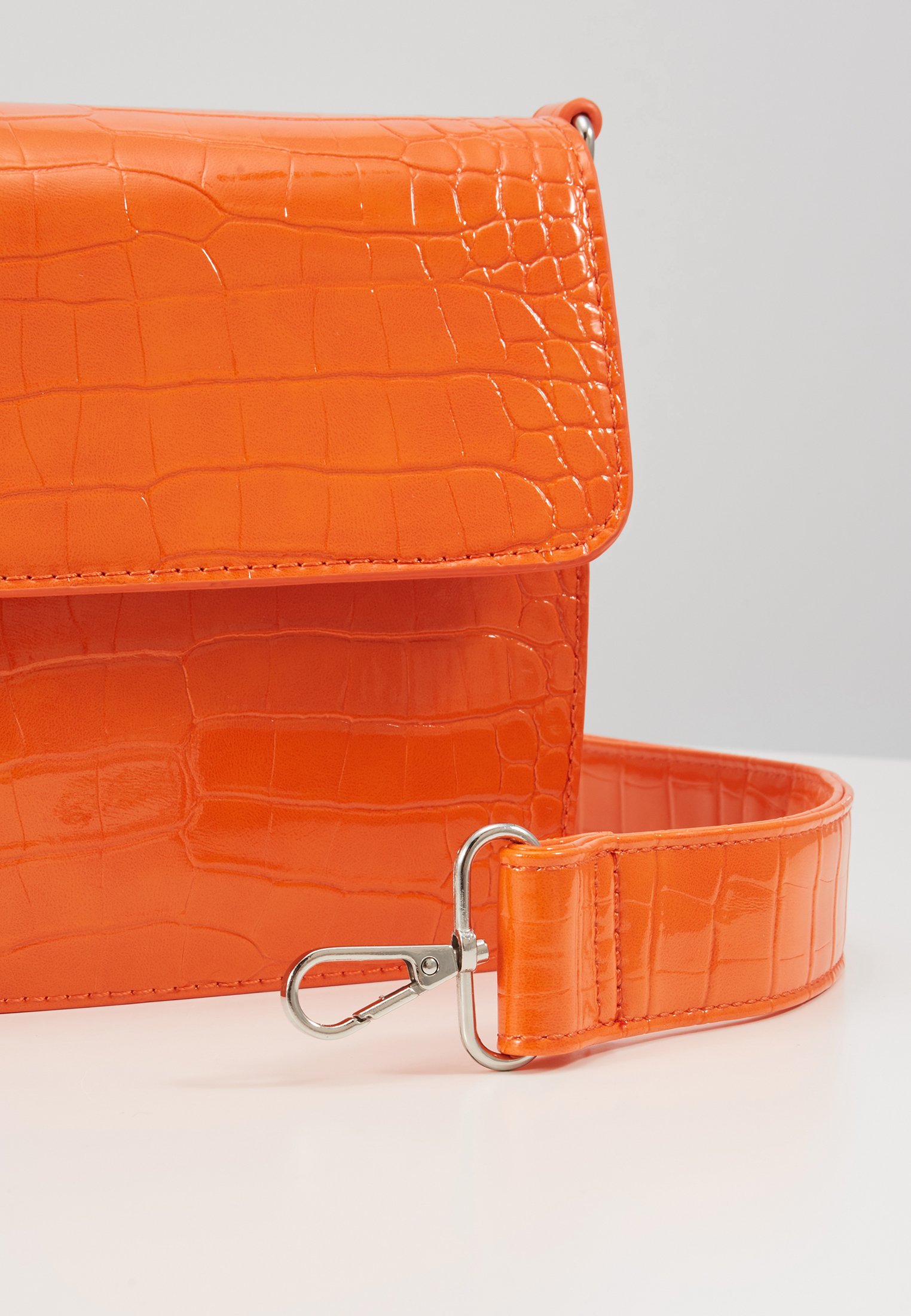 HVISK CAYMAN SHINY STRAP BAG Skulderveske orange HVISK CAYMAN SHINY STRAP BAG Skulderveske orange
