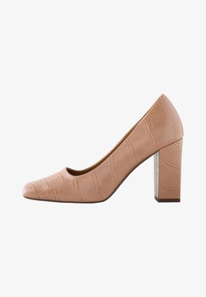 Zapato de tacón alto para mujer en beige con punta redondeada y tacón ancho, con un sutil patrón de textura de cocodrilo en la superficie.