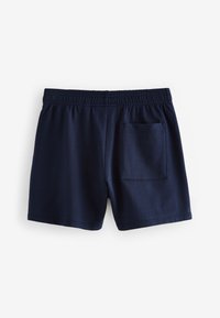 Shorts bleu marine en tissu doux, avec une taille élastique et une poche arrière plaquée. Texture lisse, design simple.
