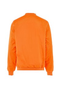 Giacca bomber arancione brillante con una texture liscia, colletto e polsini a coste, vita elastica e un design semplice e senza fronzoli.