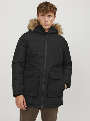 Schwarze gepolsterte Parkajacke mit einer mit Pelz gefütterten Kapuze, Frontreißverschluss und zwei großen Klappentaschen. Strukturierter Stoff mit matter Oberfläche.