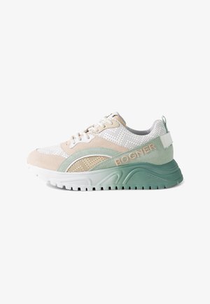 Low-top sneaker met beige, witte en groene panelen, geperforeerd bovenwerk, vetersluiting, groene zool en "BOGNER"-branding aan de zijkant.
