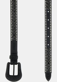 Cinturón de cuero negro con una hebilla texturizada y una fila de tachuelas negras y transparentes a un lado. Superficie lisa con múltiples agujeros de ajuste.