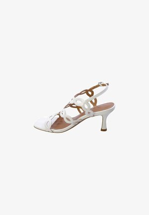 Sandalo slingback bianco con tacco alto, punta aperta e design decorativo con fascia circolare traforata.