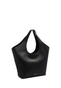 Svart läder tote-väska med rund skärning för handtaget, slät yta och minimalistisk design. Har subtil varumärkning i botten.