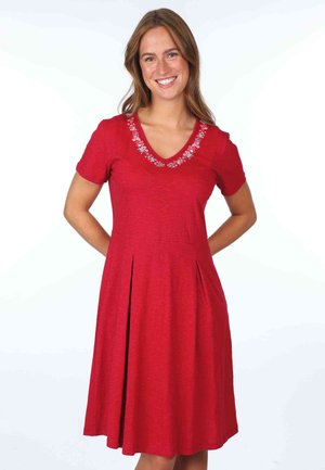 Rotes kurzärmliges Kleid mit V-Ausschnitt, das mit floralem Stickerei und Falten an der Taille versehen ist, aus einem weichen, strukturierten Stoff gefertigt.