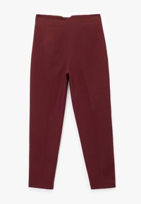 Pantalones burgundy a medida, confeccionados en tejido suave, con una cintura alta, pliegues sutiles y una silueta ajustada. Aptos para diversas ocasiones.
