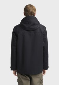 Crna jakna s kapuljačom glatke teksture, dizajnirana s ravnim krojem. Ima manžetne na dugmadi i jednostavan detalj u sredini leđa.