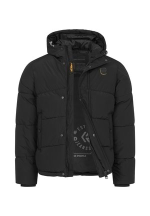 Chaqueta de invierno negra acolchada con capucha, cremallera delantera parcialmente abierta, botones a presión y pequeño parche con logo en el pecho.