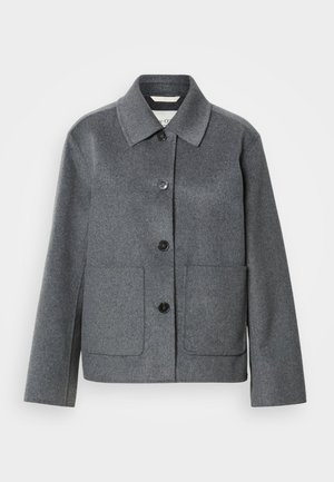 Casaco cinza de mistura de lã com gola de colarinho, fecho frontal com botões e dois bolsos grandes. Mangas de corte reto com textura suave.