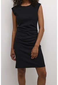 Czarna sukienka bez rękawów z okrągłym dekoltem, dopasowaną sylwetką i marszczeniem w talii. Wykonana z gładkiego, elastycznego materiału.