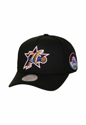 Schwarze Baseballkappe mit einem gold-blauen, stilisierten „76“ Basketball-Logo vorne und einem runden Philadelphia 76ers-Patch an der Seite.