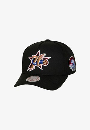 Schwarze Baseballkappe mit einem gold-blauen, stilisierten „76“ Basketball-Logo vorne und einem runden Philadelphia 76ers-Patch an der Seite.