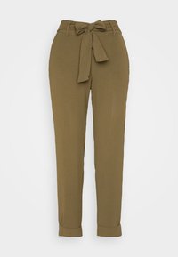 Olijfkleurige, taps toelopende broek met een stoffen riem, hoge taille en opgerolde pijpen. De textuur is glad met een lichte glans.