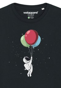 Schwarzes T-Shirt mit einem weißen Astronauten-Design, der drei bunte Ballons (rot, grün, blau) vor einem sternenübersäten Hintergrund hält.