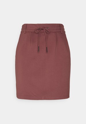 Une jupe en mélange de coton bordeaux avec une taille à cordon de serrage, présentant des plis, une silhouette ajustée et un ourlet juste au-dessus du genou.