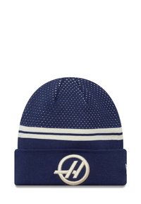 Granatowa dzianinowa czapka beanie z teksturowanym wzorem, białymi paskami i kremowym haftowanym logo na złożonym mankiecie. Miękki, rozciągliwy materiał.