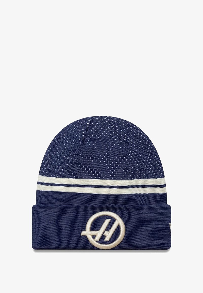 Granatowa dzianinowa czapka beanie z teksturowanym wzorem, białymi paskami i kremowym haftowanym logo na złożonym mankiecie. Miękki, rozciągliwy materiał.