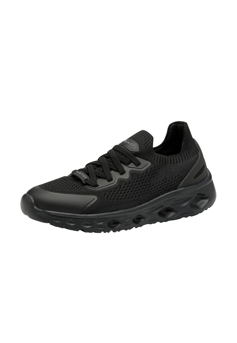 Chaussures de sport noires avec une tige en maille, un design à lacets, une semelle en caoutchouc et un rembourrage léger, présentant une finition texturée et une silhouette élégante.