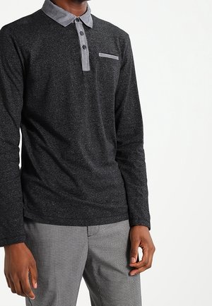 Koszula polo z długim rękawem w ciemnoszarym kolorze z kontrastowym jasnoszarym kołnierzykiem, trzema guzikami i małą kieszonką na piersi. Gładka tekstura.