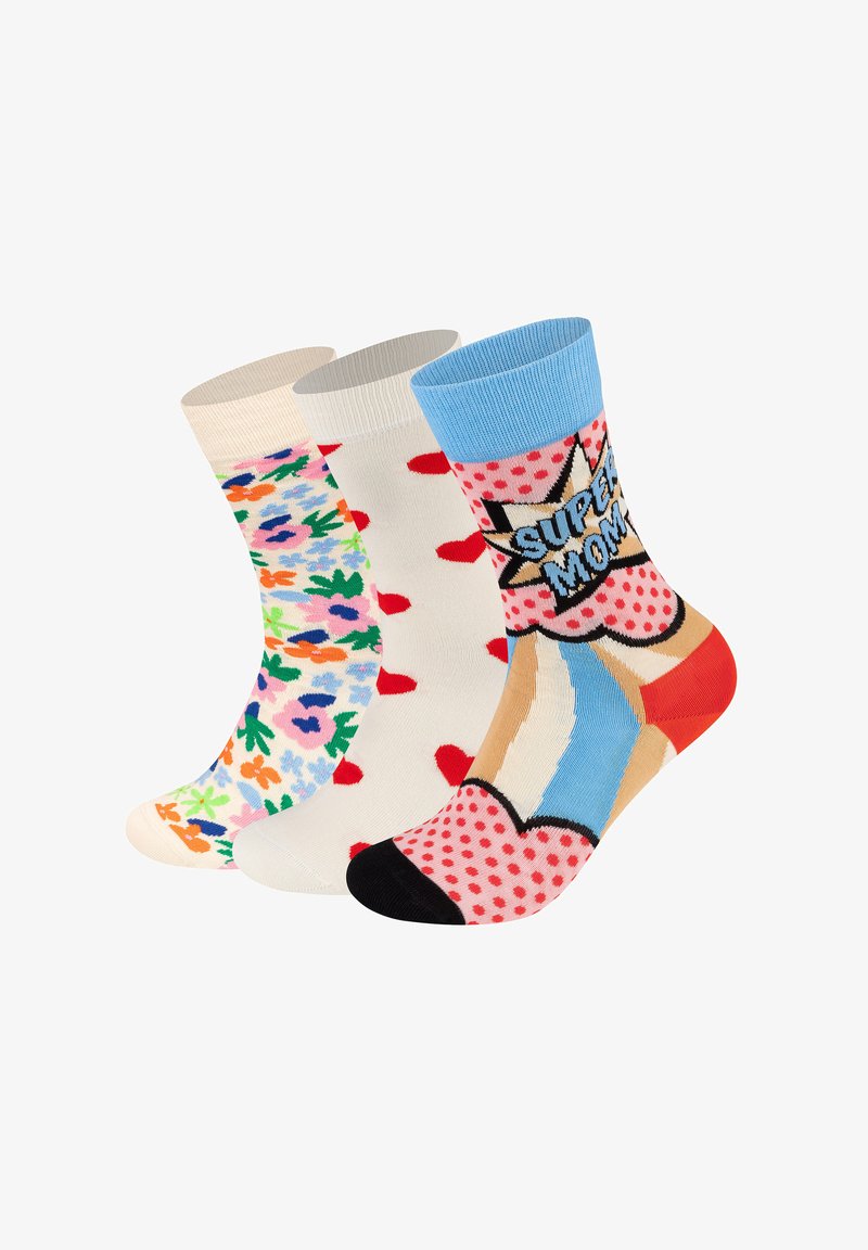 Trzy pary skarpetek o różnych wzorach: kwiatowy nadruk, czerwone serca oraz styl komiksowy z napisem "SUPER MAMA", w kolorowych wzorach i teksturach.