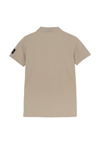 Beige polo shirt met een kraag, korte mouwen en een enkele zak op de rug. Beschikt over een zwart logo-patch op de linker mouw. Soepele textuur.