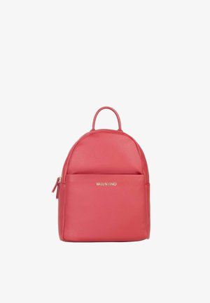 Petit sac à dos en cuir rouge avec poignée supérieure, poche avant, fermeture éclair et logo Valentino doré sur la poche avant.