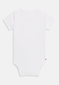 Λευκό βρεφικό κορμάκι με κοντά μανίκια, στρογγυλή λαιμόκοψη και κουμπώματα στο κάτω μέρος, εμφανιζόμενο από πίσω σε απλό φόντο.