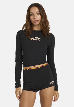 Μαύρο τοπ με μακριά μανίκια και μαύρο σορτς με πολύχρωμη εμπριμέ ζώνη μέσης και κεντημένο λογότυπο στο στήθος και το ισχίο. Ομαλό ύφασμα.