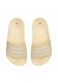 Infradito di colore chiaro con una soletta texturizzata, dotate di una fascia larga decorata con un logo geometrico bianco. Realizzate in Italia.