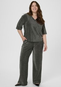 Jiskřivý tmavě šedý lounge set se zapínáním V-výstřihu, krátkými rukávy a volnými kalhotami; hladká textura s jemným leskem.