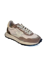 Sneaker in suede e tessuto beige e marrone con lacci bianchi, dettaglio laterale a zigzag e suola in gomma nera su sfondo bianco.