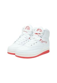 Baskets montantes blanches avec un dessus en cuir lisse, des accents rouges sur la semelle et le logo, dotées d'un col rembourré et de lacets.