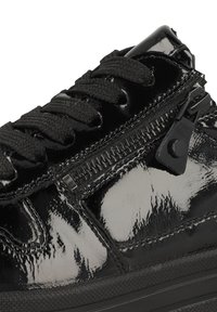 Schwarze Lackledersneaker mit strukturiertem Obermaterial, schwarzen Schnürsenkeln und seitlichen Reißverschlussdetails. Mit Nähten und einer Gummisohle ausgestattet.