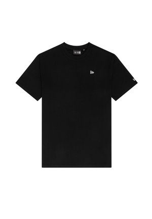 Schwarzes Baumwoll-T-Shirt mit Rundhalsausschnitt und kurzen Ärmeln, mit einem kleinen weißen Logo auf der linken Brust und ohne zusätzliche Muster oder Akzente.