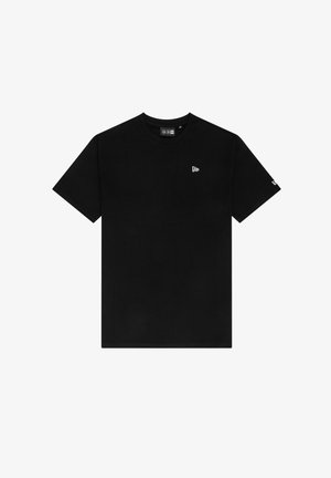 Czarna bawełniana koszulka z okrągłym dekoltem, krótkimi rękawami, z małym białym logo na lewej piersi i bez dodatkowych wzorów czy akcentów.