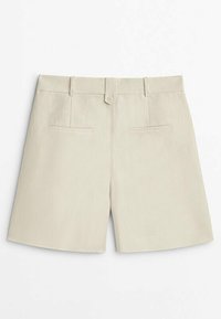 Short beige taille haute sur mesure avec passants pour ceinture, fermeture à boutons à l'avant et deux poches passepoilées à l'arrière.