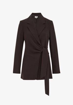 Brauner Blazer mit strukturiertem Design, Wickelvorderseite mit seitlichem Knoten, langen Ärmeln und glatter Stofftextur.