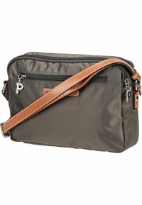 Bolsa de tela gris rectangular con una correa de cuero marrón, que presenta un cierre de cremallera y un bolsillo exterior. Incluye un acento en forma de llavero.