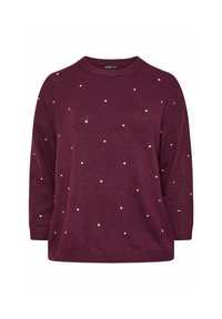 Burgundy-neulos avec un col rond, orné de clous métalliques éparpillés sur le tissu et de manches longues. Texture douce.