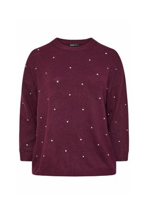 Burgunderfarbener Pullover mit Rundhalsausschnitt, der über den Stoff verstreute metallische Nietenverzierungen und lange Ärmel aufweist. Weiche Textur.